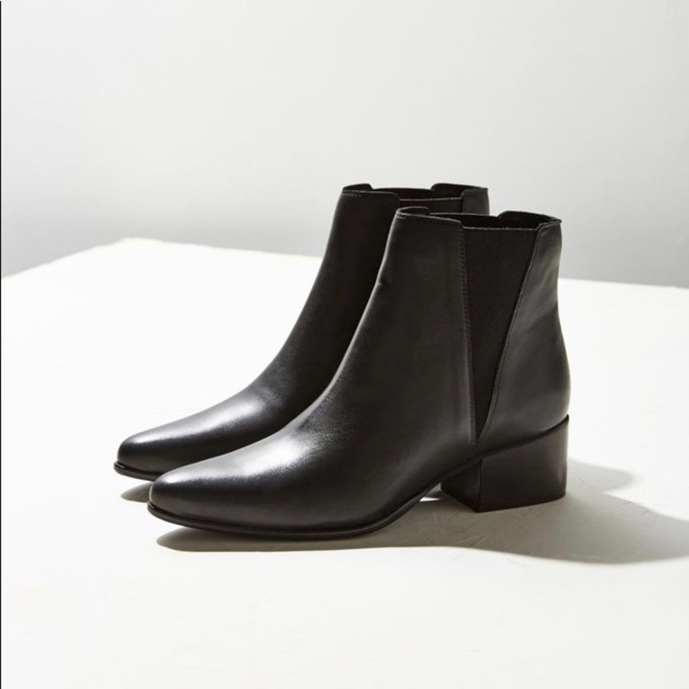 UO Pola Leather Chelsea Boot